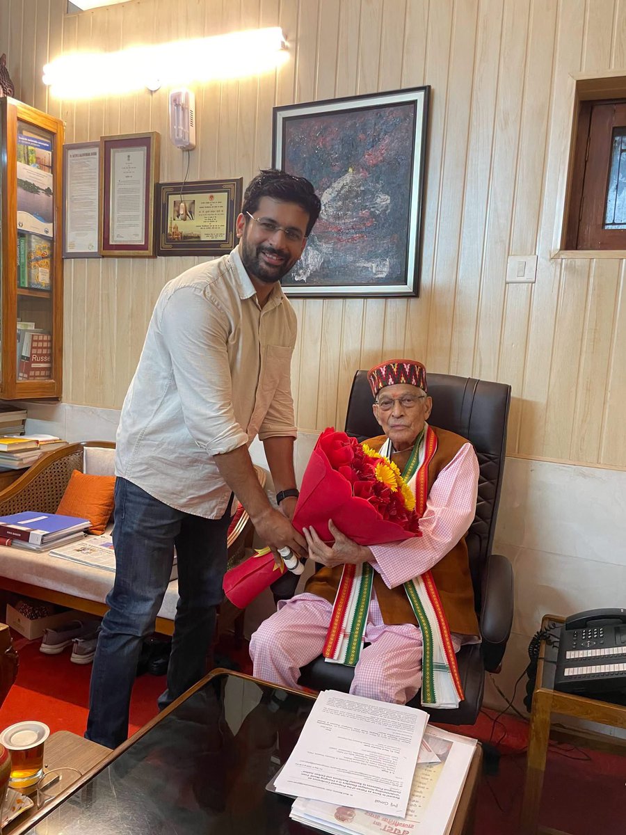 Shashankrawat29's tweet photo. आज नई दिल्ली में वरिष्ठ राजनेता, भारतीय राजनीति के वटवृक्ष, पद्म भूषण से अलंकृत, पूर्व राष्ट्रीय अध्यक्ष व केंद्रीय मंत्री परम श्रद्धेय डॉ. मुरली मनोहर जोशी जी से स्नेहपूर्ण, आत्मीय व आशीर्वाद रूपी भेंट करने का सुअवसर प्राप्त हुआ.

वर्ष 1997 में प्रथम भेंट से ले कर आज हुई इस भेंट ने प्रेरित व भावुक भी किया.
पूज्य पिताजी से श्रद्धेय जोशी जी के व्यक्तिगत व पारिवारिक संबंध रहे. उन सभी का स्मरण आज श्रद्धेय जोशी जी द्वारा प्राप्त हुआ.
70 के दशक से पूज्य पिताजी व असंख्य कार्यकर्ताओं को स्नेह व मार्गदर्शन श्रद्धेय जोशी जी का प्रेरणादायी मार्गदर्शन प्राप्त हुआ है।

महादेव श्रद्धेय जोशी जी को सदैव स्वस्थ रखें व उनका आशीर्वाद रूपी मार्गदर्शन हम सभी को निरंतर प्राप्त होता रहे.