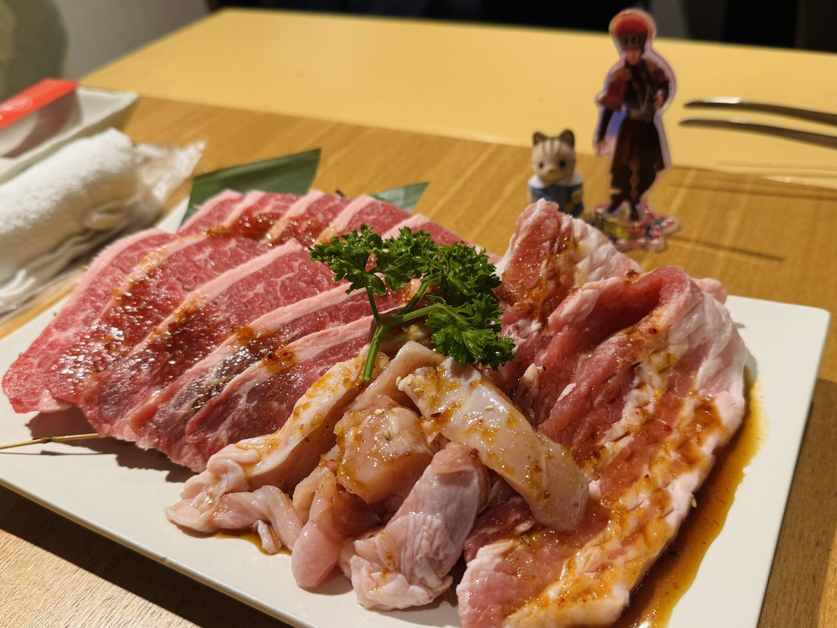mhmilili's tweet photo. 王様(のアクスタを持ってきた子)の金で焼肉食べた https://t.co/iUq4wxhBTw