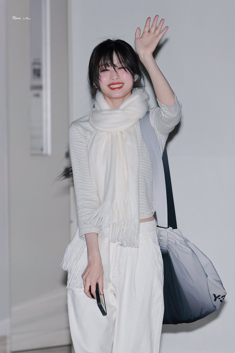 _lxovzana's tweet photo. アヒョンの輝く笑顔を恐怖で脅かすな🤬
直ちにYGは動くべき。法的措置を取って

#アヒョンの笑顔守り隊 
#BABYMONSTER #베이비몬스터
#AHYEON #아현 #アヒョン https://t.co/e5sy7cqDl1