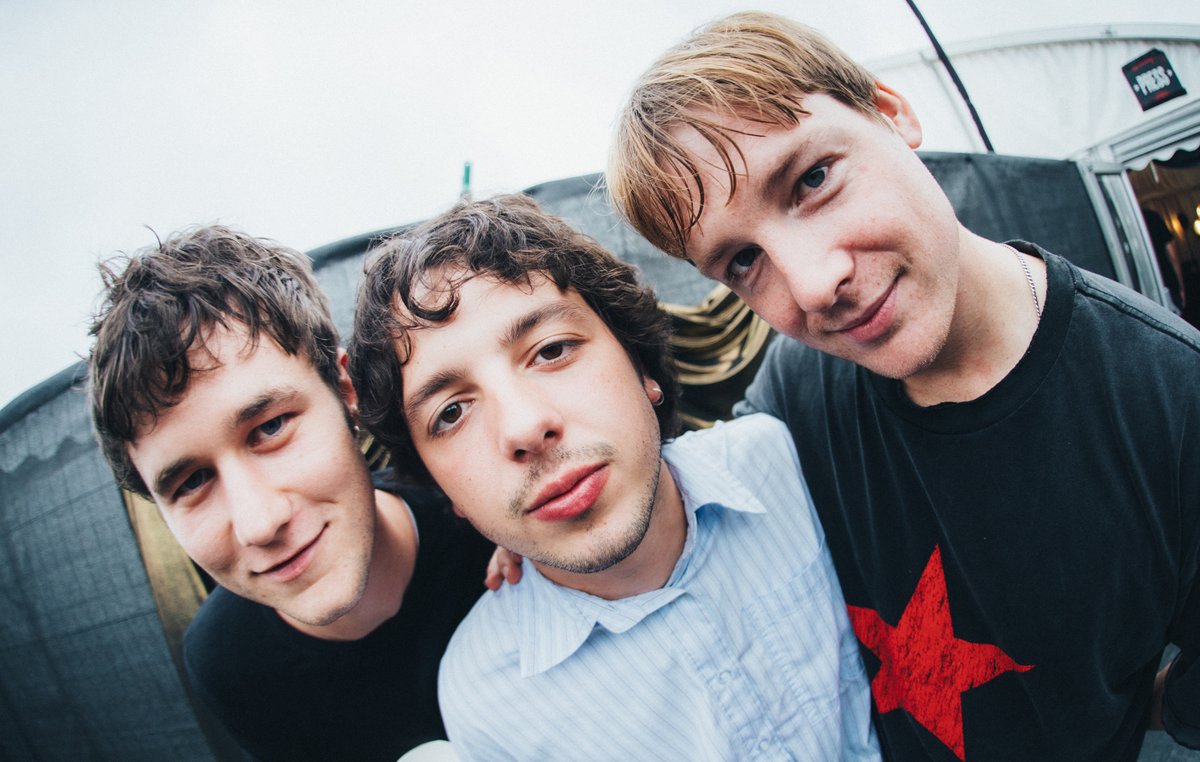NME's tweet photo. Throwback to Radio Free Alice vibing backstage with NME at @OfficialRandL 📸
Missed the festival? Read our full #RandL26 recap: https://t.co/RnQc2CENIQ
#RadioFreeAlice #ReadingFestival
📸 Andy Ford for NME https://t.co/oOGDLpeFCP