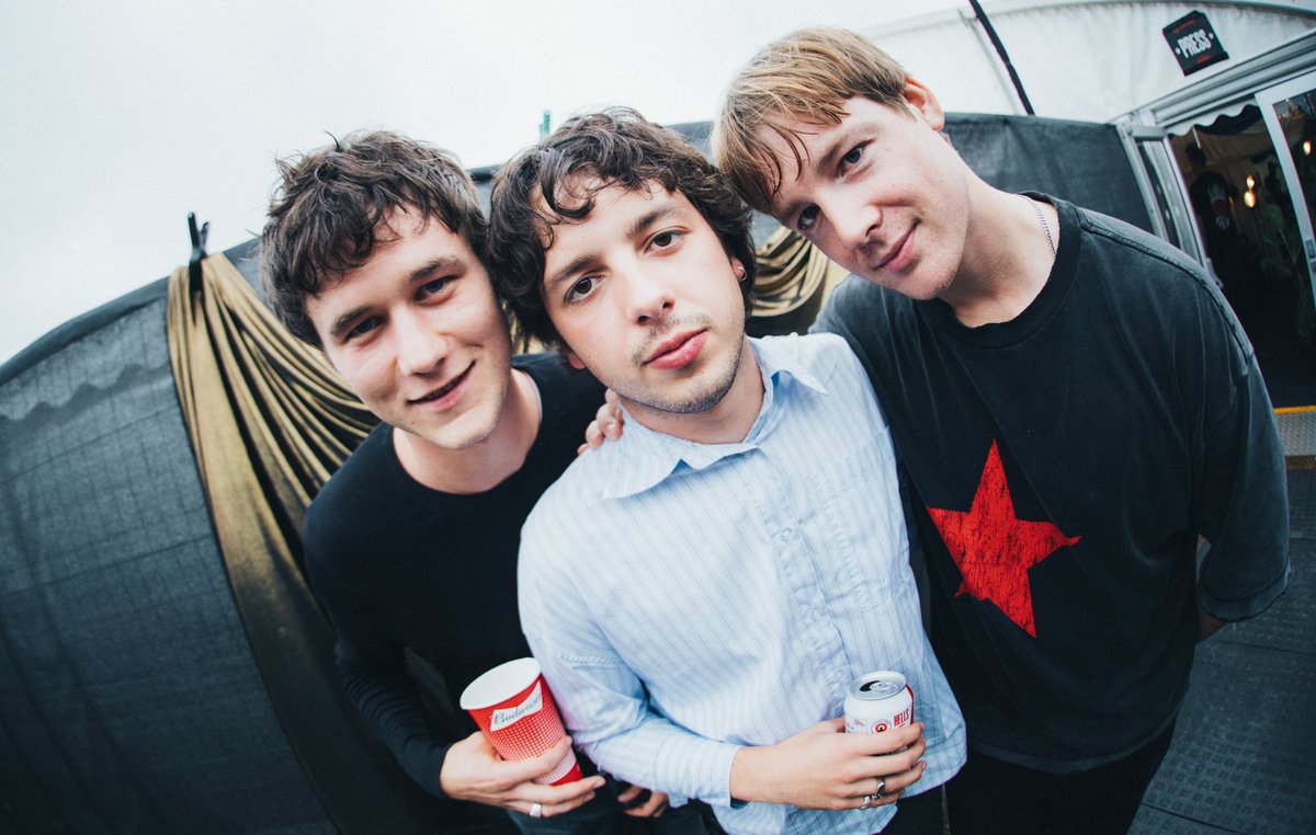 NME's tweet photo. Throwback to Radio Free Alice vibing backstage with NME at @OfficialRandL 📸
Missed the festival? Read our full #RandL26 recap: https://t.co/RnQc2CENIQ
#RadioFreeAlice #ReadingFestival
📸 Andy Ford for NME https://t.co/oOGDLpeFCP