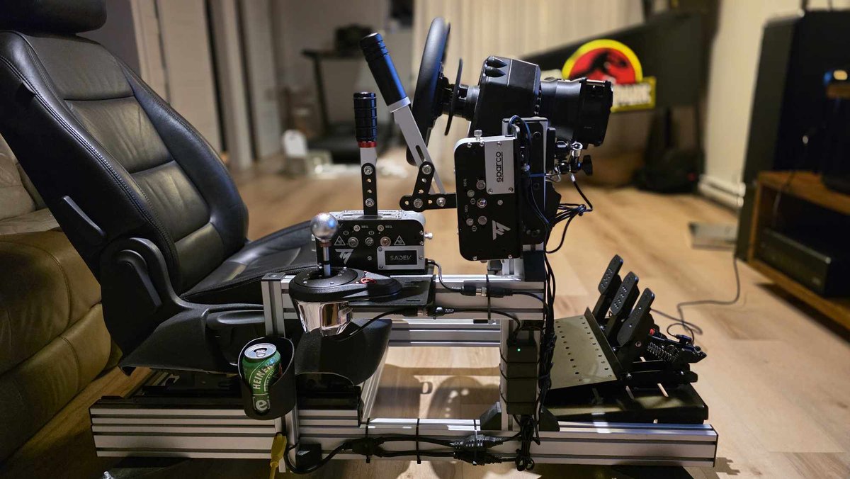 TMThrustmaster's tweet photo. 🏁 Happy #FriendFriday!

A setup built for long sessions, quick reactions, and full immersion 👀
From the seat to the pedals to the shifter, everything’s ready for the weekend.

So tell us: what will you be driving this weekend?

Send us your photos by DM for a chance to be featured next week!

🏎️T598 / EVO racing 32R LEATHER / TSS HANDBRAKE / RACELINE PEDAL LC UPGRADE / TH8A
📸 Guillaume Tessier on Facebook