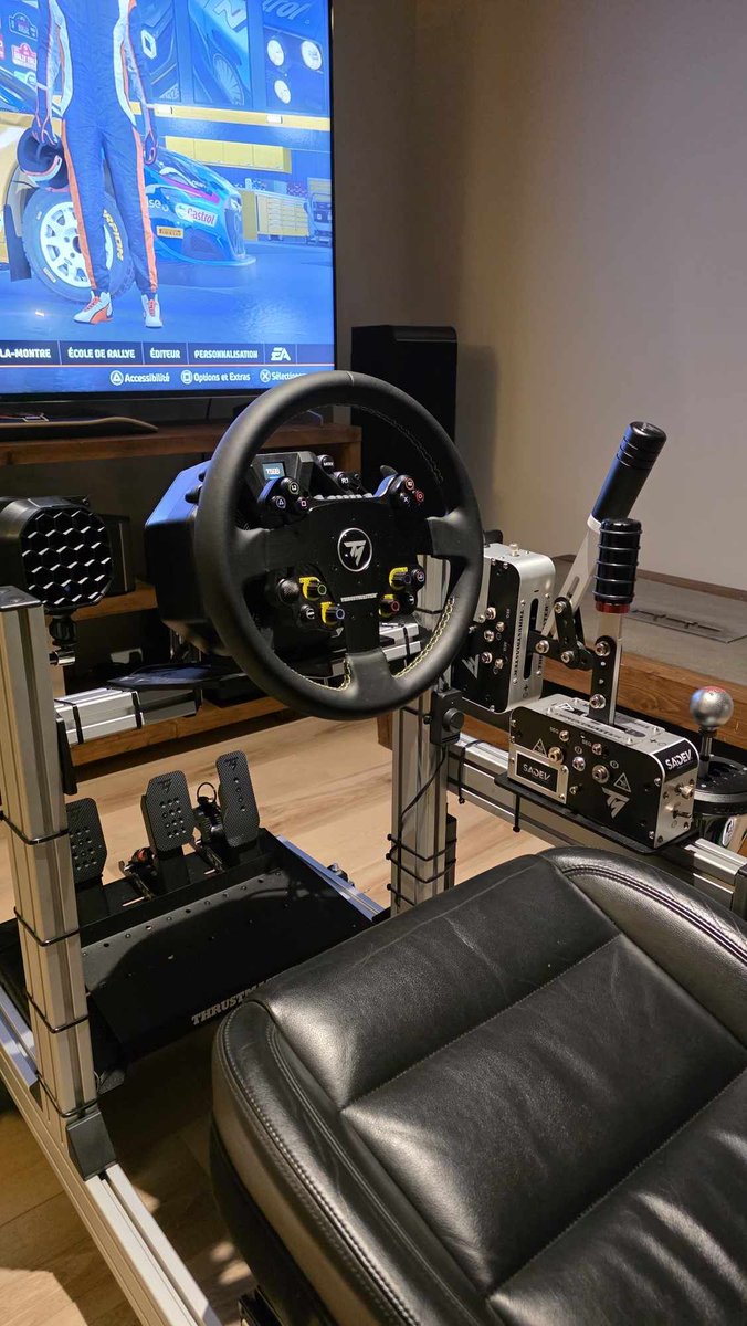 TMThrustmaster's tweet photo. 🏁 Happy #FriendFriday!

A setup built for long sessions, quick reactions, and full immersion 👀
From the seat to the pedals to the shifter, everything’s ready for the weekend.

So tell us: what will you be driving this weekend?

Send us your photos by DM for a chance to be featured next week!

🏎️T598 / EVO racing 32R LEATHER / TSS HANDBRAKE / RACELINE PEDAL LC UPGRADE / TH8A
📸 Guillaume Tessier on Facebook