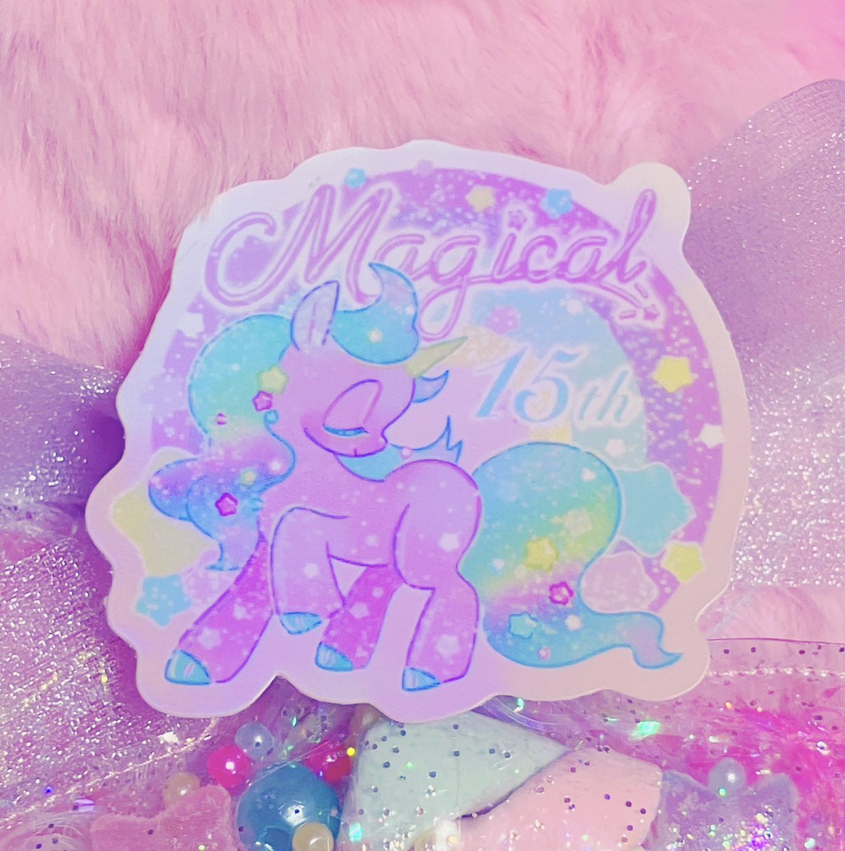 MAGICALkokuchi's tweet photo. MAGIC15周年アニバーサリーのノベルティステッカーができましたー.·˖✩⡱ 
きらんきらんなオーロラ仕様です🌈💖
次の新作の発売日から購入者様に配布予定です！ https://t.co/ZMpeppREfR