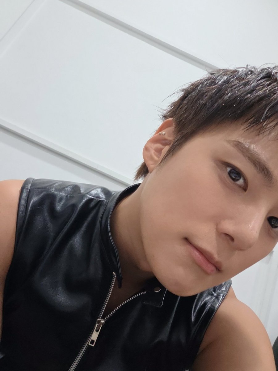 OfficialMONSTAX's tweet photo. 첫 번째 매직 클리어 완료! #민혁 https://t.co/falKmPtuFj