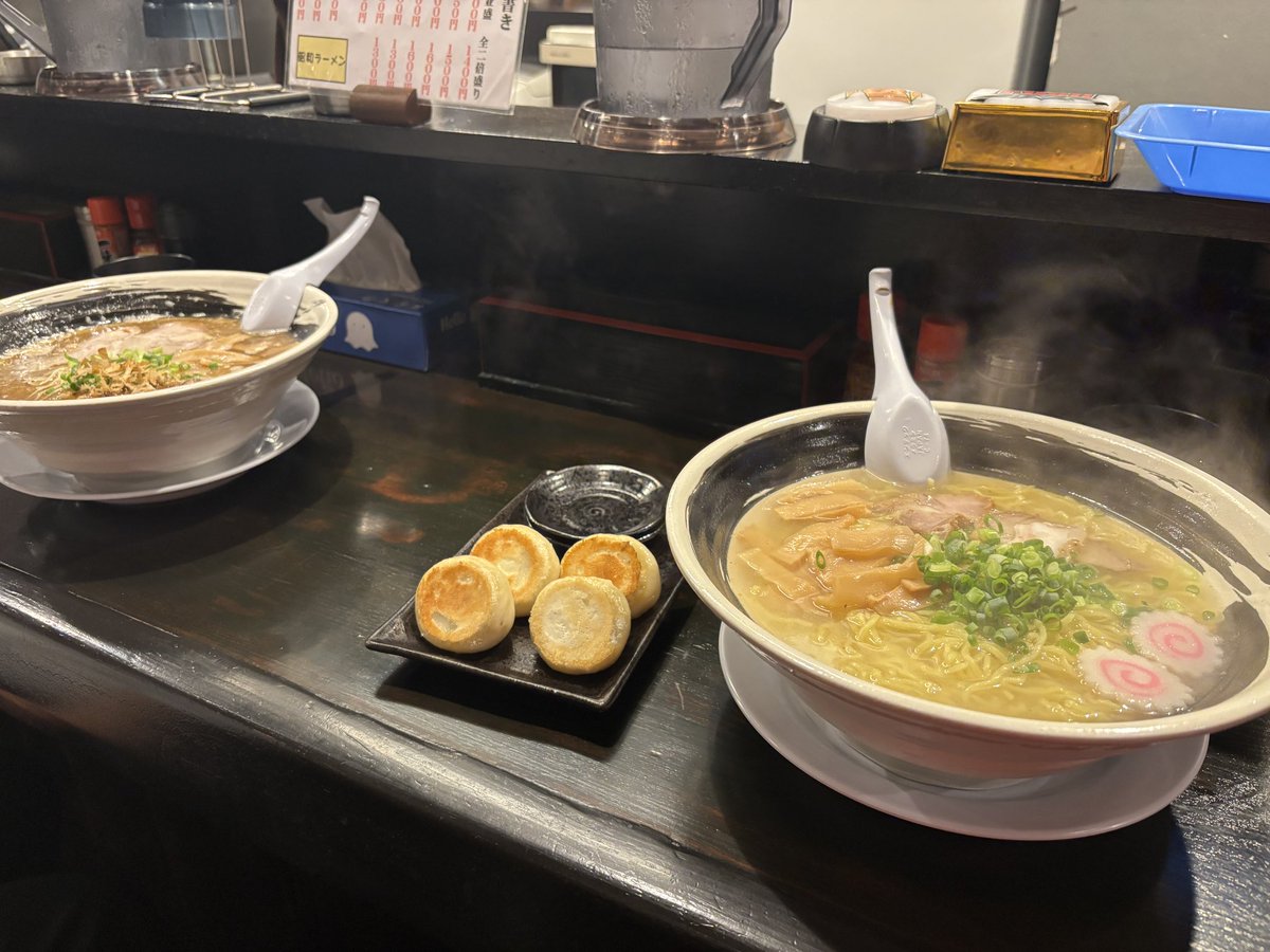 sudayan40's tweet photo. 昭和ラーメンというノスタルジックな名前のラーメン屋！
店内ディスプレイのレコードも懐かしい〜
私は塩ラーメンと餃子を食す！
マイウ〜
#昭和ラーメン https://t.co/QXKe75uSRP