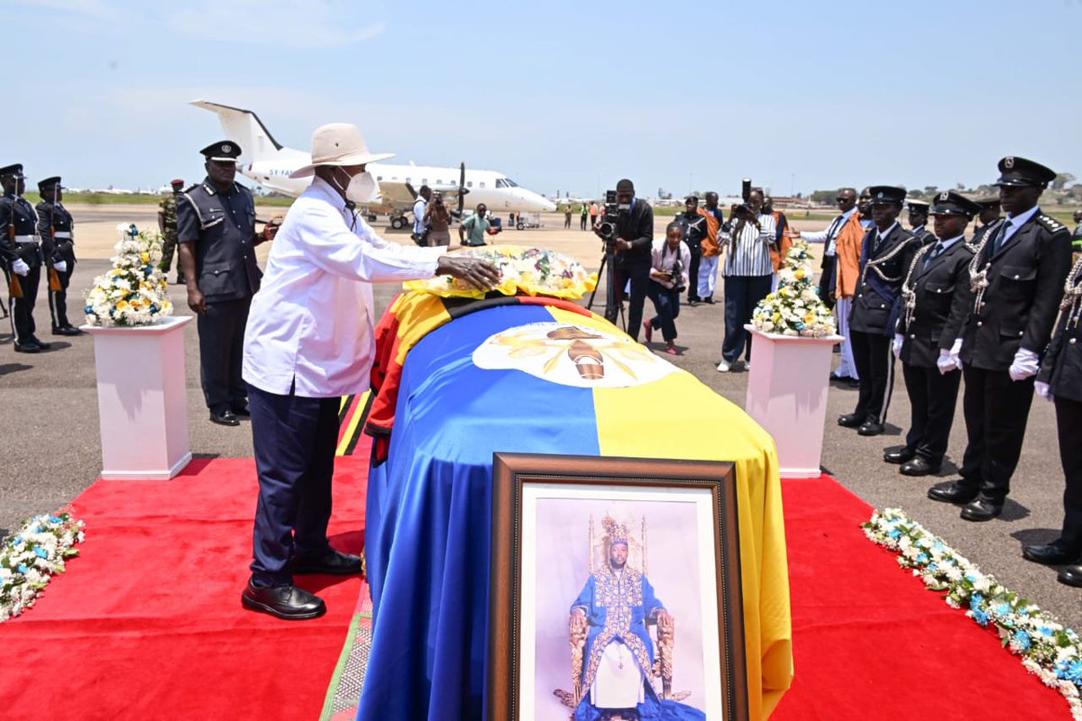 NRMOnline's tweet photo. President @KagutaMuseveni today received the body of His Majesty King Oyo Nyimba Kabamba Iguru Rukidi IV at Entebbe International Airport, paying tribute to the fallen Tooro monarch as a good person and leader whose death has deeply saddened the nation. https://t.co/QB14Bj3zH5