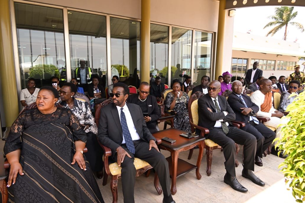 NRMOnline's tweet photo. The aircraft carrying King Oyo’s body arrived at the VIP Terminal at exactly 12:00 noon for a solemn reception ceremony attended by members of the Tooro Royal Family led by the Queen Mother, Best Kemigisa, Tooro Kingdom officials, Central Government ministers and religious leaders.
