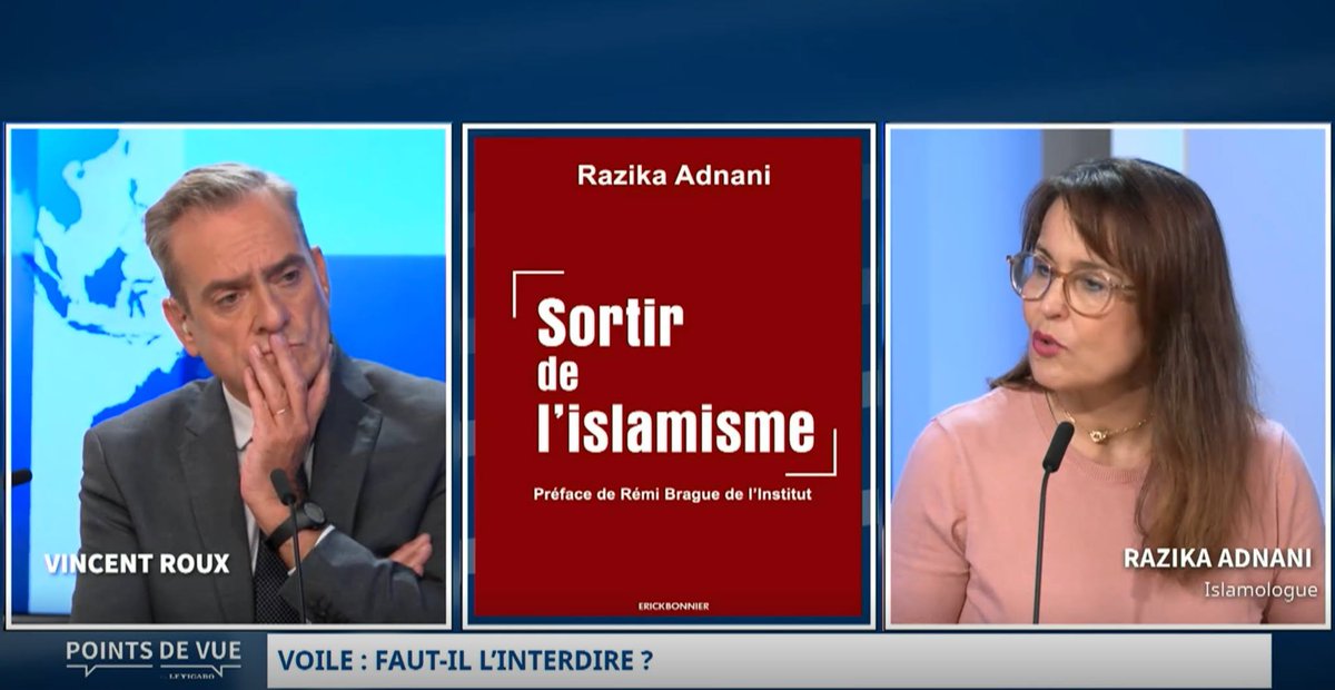 RazikaAdnani's tweet photo. Aucun #verset coranique ne dit que la femme doit couvrir sa chevelure ou son visage. Les trois versets qui évoquent une tenue spécifique pour la femme ne mentionnent ni les #cheveux, ni le #visage, ni la #tête. Dans le #Coran, le terme arabe hijabn’est pas employé pour désigner un vêtement que la femme doit porter. Les traductions du Coran en langue française qui mentionnent généralement le terme « voile », notamment dans le verset 31 de la sourate 24 et le verset 59 de la sourate 33, ne sont pas fidèles au texte original et induisent en erreur beaucoup de #Françaises et de Français qui s’intéressent au sujet.
Le verset 31 de la sourate 24, La #Lumière, est celui que citent toutes les femmes portant le voile pour défendre l’argument selon lequel le voile est une prescription coranique. Pourquoi ? Parce que c’est le verset que tous les prédicateurs musulmans citent pour les convaincre que le voile est une prescription coranique.
Ce verset dit que les femmes doivent jeter leur « #khimar » sur leur « djouyoub ». Je prononce ces deux termes tels qu’ils apparaissent dans la version originale du Coran, c’est-à-dire en arabe, car le problème réside précisément dans leur sens. Le verset dit que les femmes doivent couvrir leur #djouyoub ; il ne dit pas qu’elles doivent couvrir leurs cheveux ou leur visage. Selon certains commentateurs, ce terme arabe djouyoub désigne la poitrine ; selon d’autres, le col du vêtement.
Cependant, tous les commentaires affirment que le terme #khimar signifie le foulard. Ils ajoutent que le Coran dit aux femmes de couvrir leur poitrine avec le foulard dont elles couvraient déjà leur chevelure. C’est également l’explication que donnent tous les prédicateurs aujourd’hui pour imposer le voile aux femmes.
Or, le Coran ne le dit pas. Ce sont les commentateurs qui le disent et non le Coran. Le Coran dit simplement qu’elles jettent leur #khimar sur leur djouyoub. Dans le dictionnaire de la langue arabe d’Ibn Mandhour, né en 1233 et mort en 1311, le khimar désigne toute chose qui couvre, et pas nécessairement un #foulard. Ainsi, une chaussette, un gant ou encore un #châle peuvent être des khimar.
Dans mes écrits et mes ouvrages, j’aborde d’autres versets tels que les versets 59 et 53 de la sourate 33.
C'&tait ce matin sur Le Figaro TV
https://t.co/os3dtmOr87
