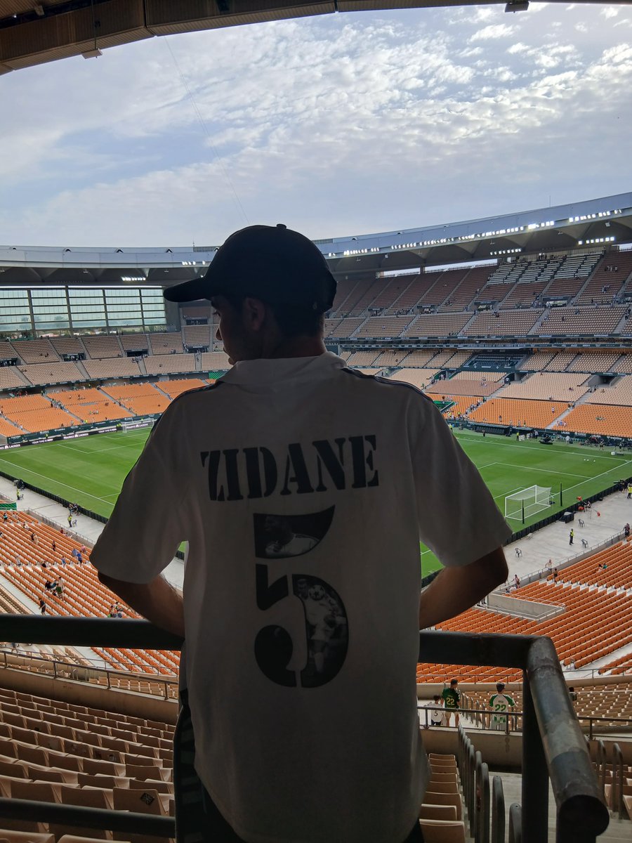 Cr7stianismo_'s tweet photo. En las buenas, en las malas y en donde sea. No te voy a abandonar jamás.

El amor de mi vida @realmadrid 🤍 https://t.co/SsJDroF7N1