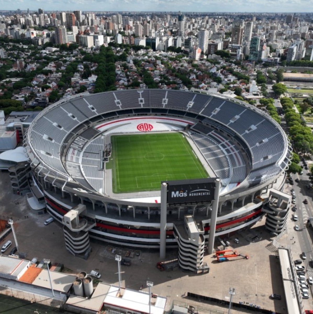 maxpugliese92's tweet photo. 🏟️ El Estadio Monumental NO tendrá nuevo naming hasta, por lo menos, el 1 de enero de 2027

- A partir del 1/1/27, Live Nation podrá negociar la nueva marca que patrocinará al estadio

- Mâs ya RESCINDIÓ su contrato con River

ℹ️ @CastanaresLucho https://t.co/al9MgGHQ72