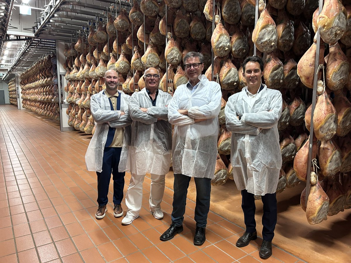 MEF_GOV's tweet photo. Ministro Giorgetti visita @GalloniFratelli, storico prosciuttificio di #Parma a Langhirano, azienda di famiglia che riesce a coniugare ogni giorno eccellenza, tradizione, gusto e innovazione. https://t.co/ElWfjX5aEB