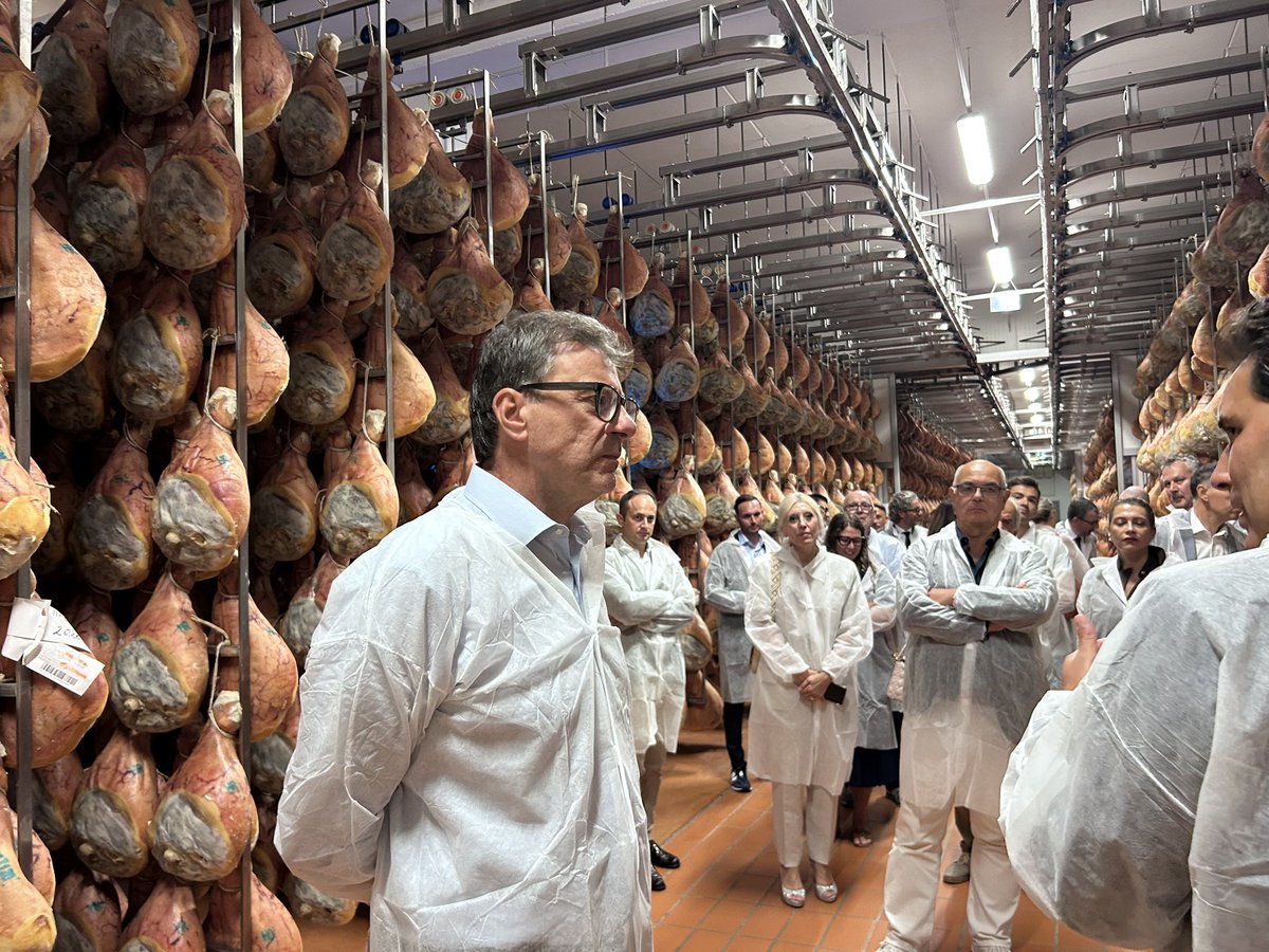 MEF_GOV's tweet photo. Ministro Giorgetti visita @GalloniFratelli, storico prosciuttificio di #Parma a Langhirano, azienda di famiglia che riesce a coniugare ogni giorno eccellenza, tradizione, gusto e innovazione. https://t.co/ElWfjX5aEB