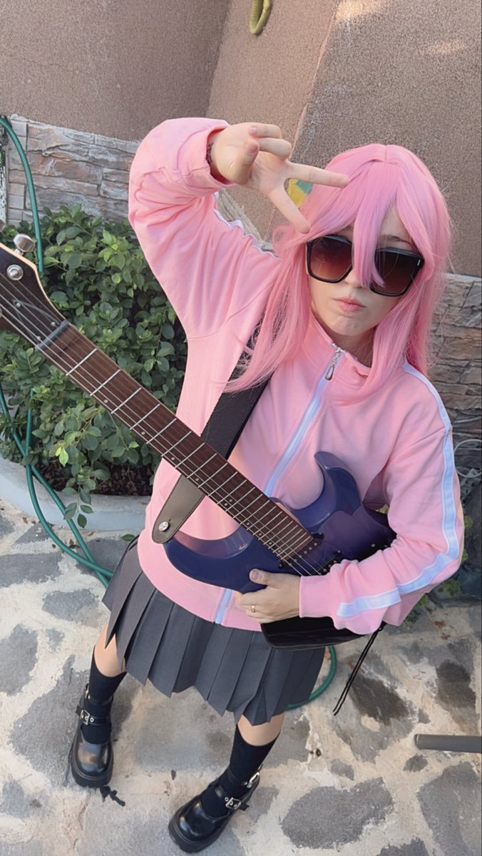 DinoPotatox's tweet photo. BOCCHI IS HERE! #BocchiTheRockCosplay #bocchi https://t.co/g0ML9tVuAu