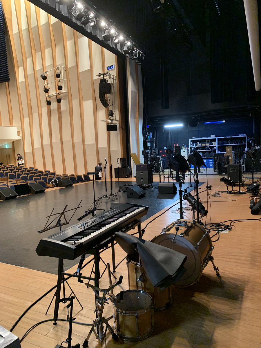 mocaron's tweet photo. 前日乗り込みでした！

照明もキラキラで綺麗✨

いよいよ本日です🎩

🎩2026年9月5日（土）
✨moca presents
音楽 × 演劇 × ダンス × イリュージョン
Romantic Castle Special
〜3人の魔法使い〜

開演16:30／終演20:00頃

📍会場：アルカスホール寝屋川

#ロマンティックキャッスル https://t.co/pIoprXU8I6
