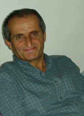 Yolcularr77_'s tweet photo. "Emekçi halkımıza karşı yürütülen yok etme ve sindirme politikalarına, halkımızın yanında emperyalizme, faşizme karşı mücadele etmenin haklı, doğru ve meşru bir direniş mücadelesinin içinde yer almış olmanın gururu ve onurunu taşıyorum, dünyanın hiçbir ülkesinde faşizme karşı direnenler anarşist ya da teröristlikle suçlanmaz, bizlere karşı yöneltilen bu suçlama ve niteleme de doğru değildir, Devrimci Yol dergilerinde bu gerçek emperyalizme ve faşizme karşı mücadele yöntemleri çok açık ve net bir biçimde ortaya konulmuştur. Geriye doğru baktığımızda o teorik tespitlerin doğruluğu çok açık ve net bir şekilde ortaya çıkıyor. Bugün burada son sözü bize verseniz de, gerçekte son sözü sizler nasıl bir karar verirseniz verin, Türkiye halkları verecektir. İnanıyorum ki halkımız bizi aklayacaktır."

Ali Başpınar Devrimci Yol'umuzda Yaşıyor!