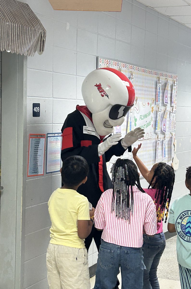 SGTCJets's tweet photo. Thank you Furlow Charter School for having members of the Jets basketball team come to read to students this morning. I think our players had as much fun as the kids! #readingisfun #SGTCJets https://t.co/shIOXpAmEZ