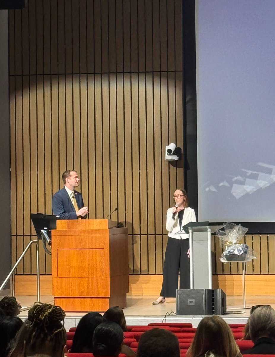 mark43's tweet photo. Great to be in Chicago for the Leading Without a Badge Summit. 

Professional staff play a critical role in moving public safety forward, bringing expertise, leadership and important perspectives to the work every day.

A few days well spent with leaders from across the country. https://t.co/lqIgKulnd5