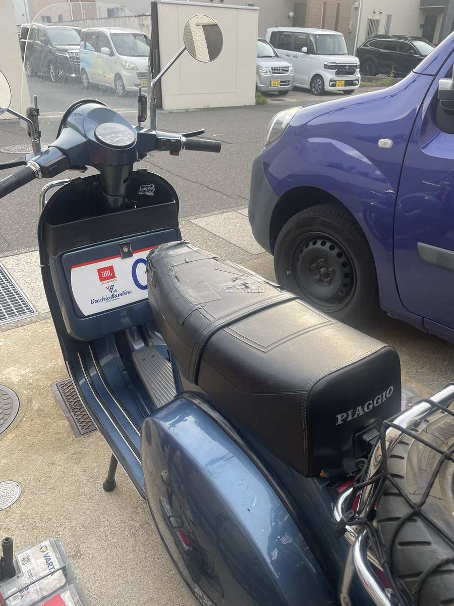 TL4T1989's tweet photo. #ozw 号
リアタイヤとバッテリー交換で
預かったのだが😅
#vespa
#vsx1t
#apeland_jp https://t.co/cyjR1U8TfQ