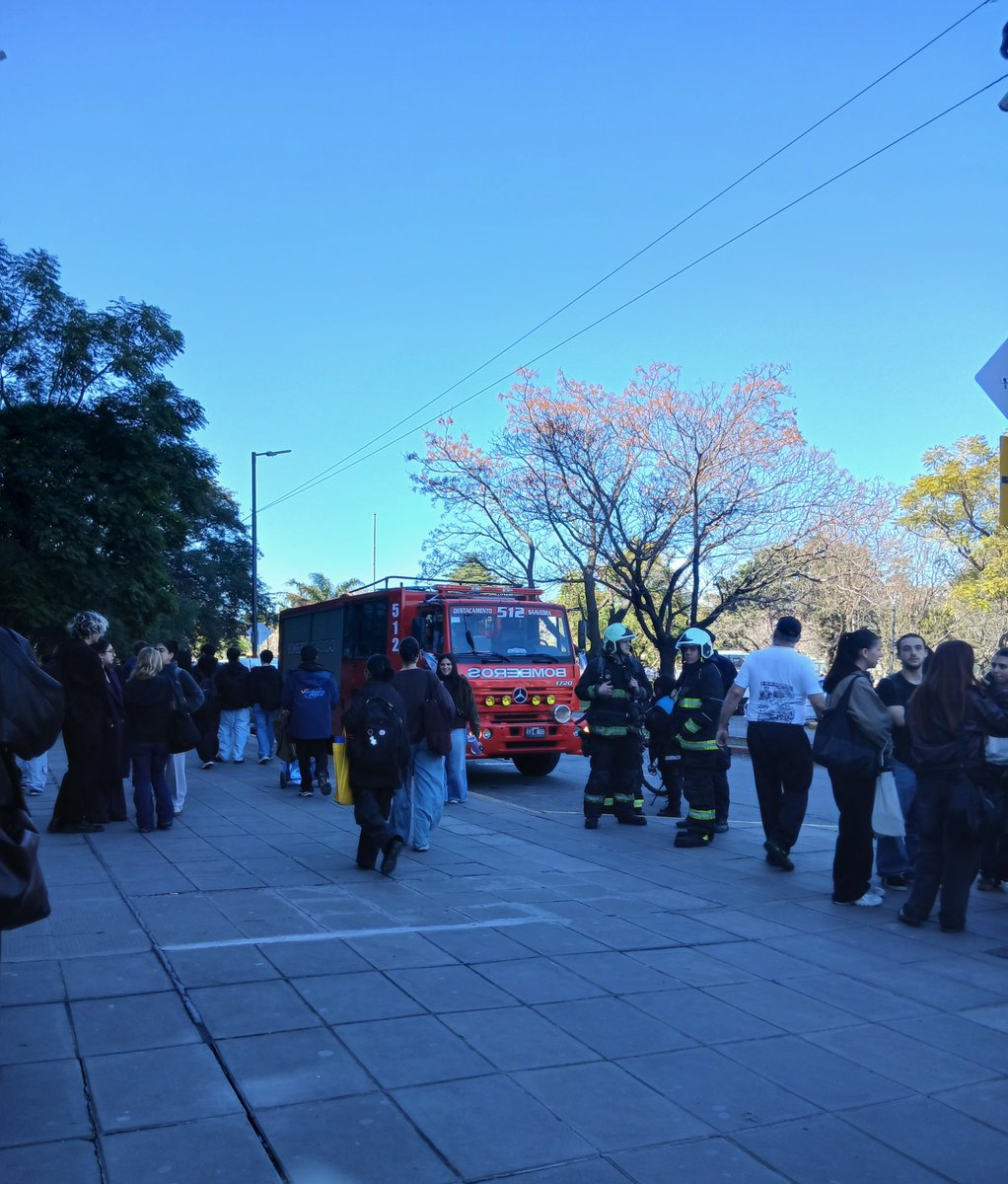 ninscardigan's tweet photo. evacuaron la fadu por una fuga de gas, constantini si estás leyendo esto sos un sádico por no querer terminar la clase y hacernos regresar https://t.co/FVdCJwWGzb