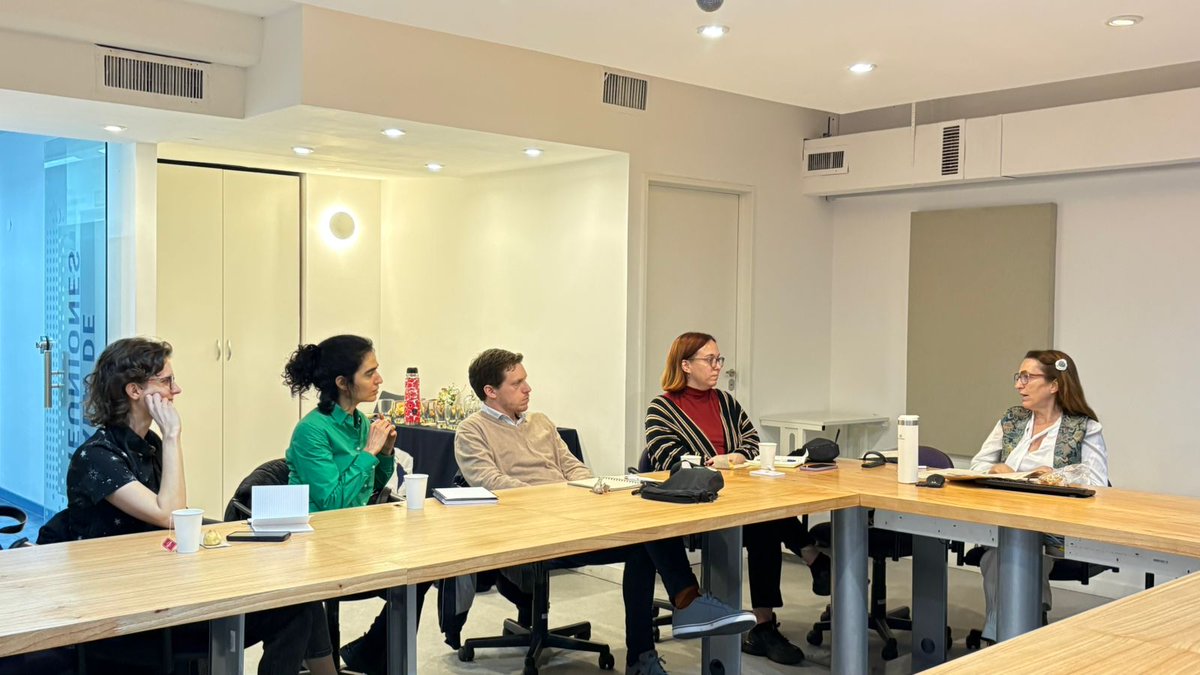 maestriacambioc's tweet photo. Encuentros mensuales de la comunidad de la Maestría

Tuvimos nuestro encuentro de Agosto en nuestra sede en Buenos Aires de @FLACSOArgentina , con una conversación muy interesante sobre la transición más allá de los combustibles fósiles en nuestra región. https://t.co/RbsvVqL3HA