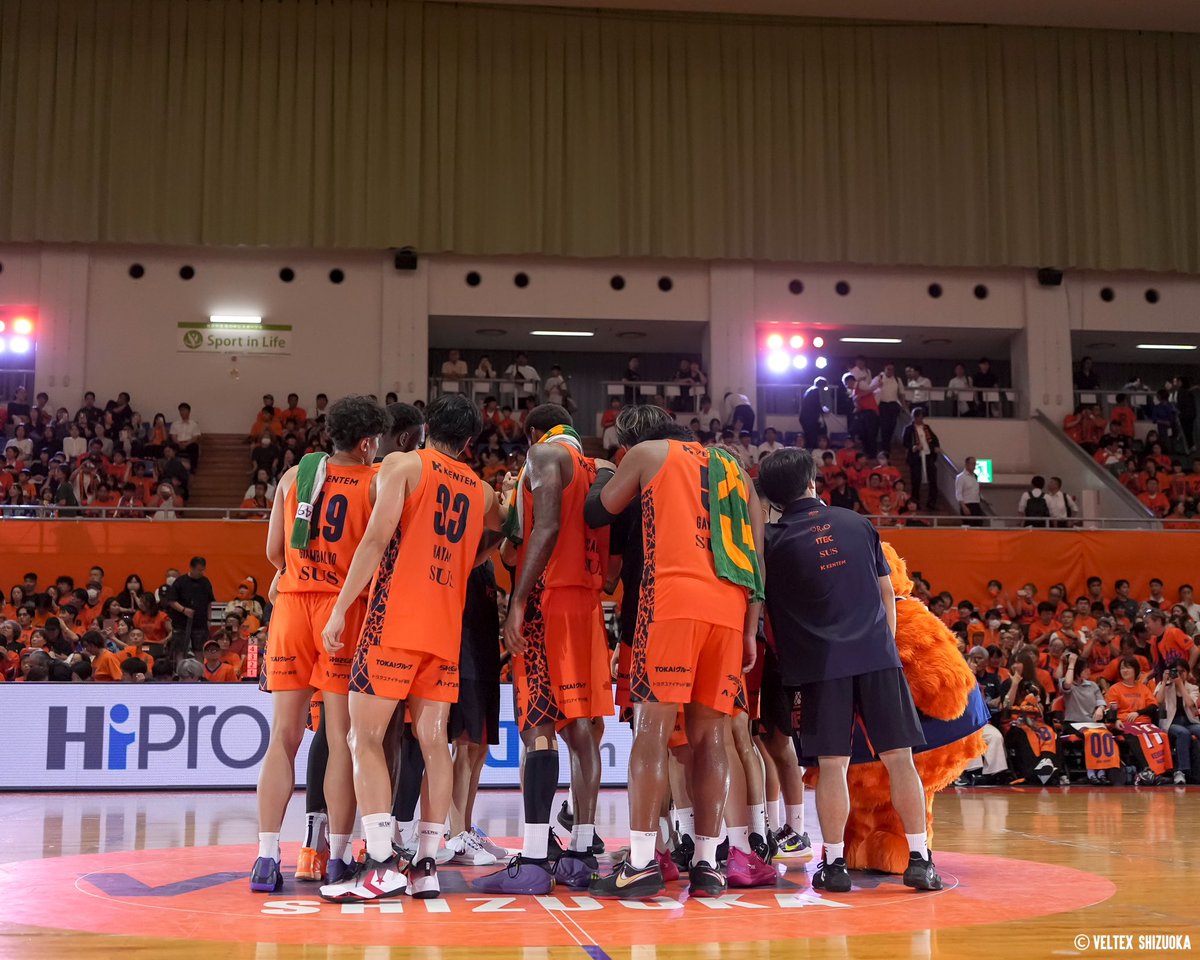 VELTEX_SHIZUOKA's tweet photo. プレシーズンゲームから満員御礼👏🧡🔥平日夜にも関わらずたくさんの熱い応援をありがとうございました！

#ベルテックス静岡 #ALLSHIZUOKA https://t.co/mEUFmjIxTV