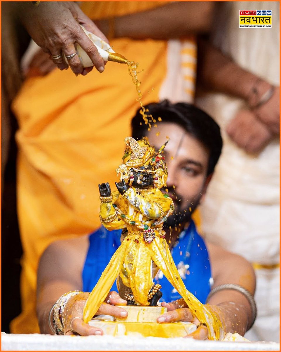 TNNavbharat's tweet photo. In Pics: कान्हा के रंग में रंगा उत्तर प्रदेश.. मथुरा से आई श्रीकृष्ण जन्माष्टमी की मनमोहक तस्वीरें
#MathuraNews #KrishnaJanmashtami #MathuraVrindavan https://t.co/7C6jpF7Dla