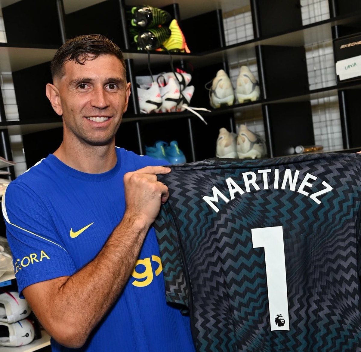 FabrizioRomano's tweet photo. 1️⃣🇦🇷 Official: Emiliano Dibu Martínez takes shirt number 1 at Chelsea following Robert Sanchez exit. https://t.co/gne6gc8fpc