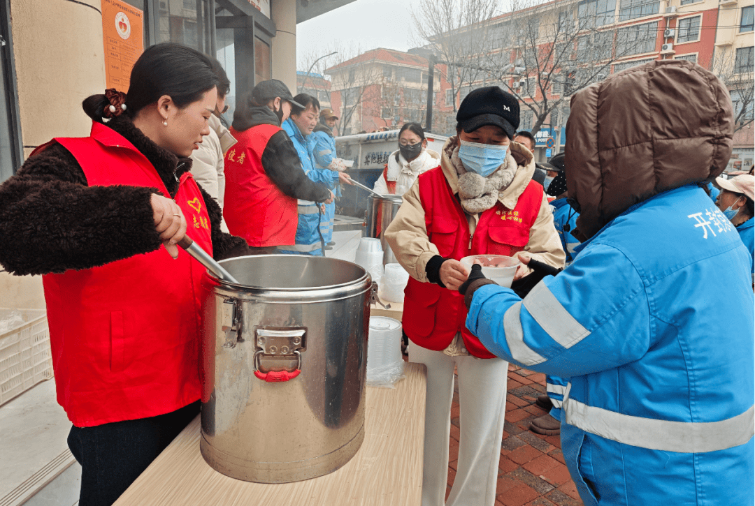 ailes322814's tweet photo. Spent the morning volunteering at the community food bank—handing out meals to neighbors in need and seeing bright smiles when they received a warm lunch. Small acts make big differences! https://t.co/nhYlRnszMO