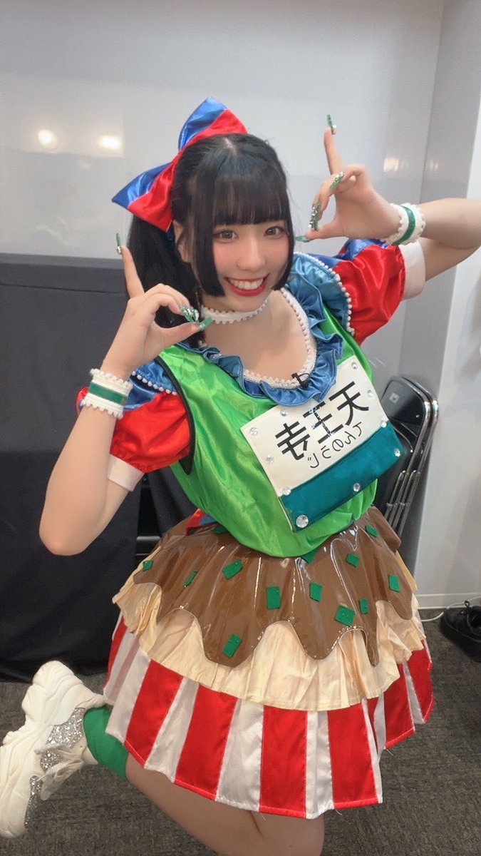 makoto_OGP5's tweet photo. 大阪24区ガールズの
天王寺まことです！！🐙💚

たたたたこーって歌ってた人だよ✌️

まこっちゃんは15列目まででした！！
カラコンの度数あってないかも、

でもみんなの気持ちは絶対に推しに届いてるからねー！！！
ヲタクが一生懸命うちわを作ってくれたってだけでアイドルは生きていけるんです！！ https://t.co/rQTpMovqM8