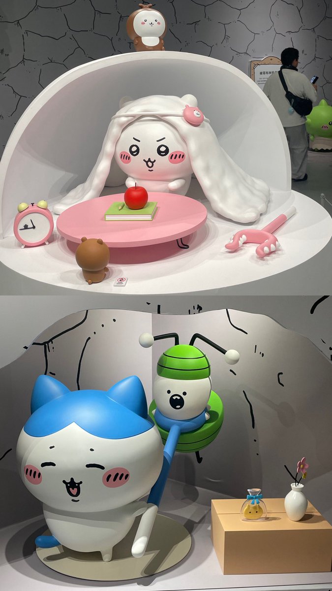 UNYA_YAHA's tweet photo. 피시방 가서 치이하치 둘이 넘 귀엽게 붙어있길래
이모 투명의자로 꼽사리 껴서 사진 찍었어요..^^

애들 토벌봉으로 전용기계 터치하면 영상이나 소리 나와서 신기했음 유니바 닌텐도월드 마리오워치 같은 느낌 ( 어딜가나 과금해야 좋은세상…….) https://t.co/20ZumxNMGO