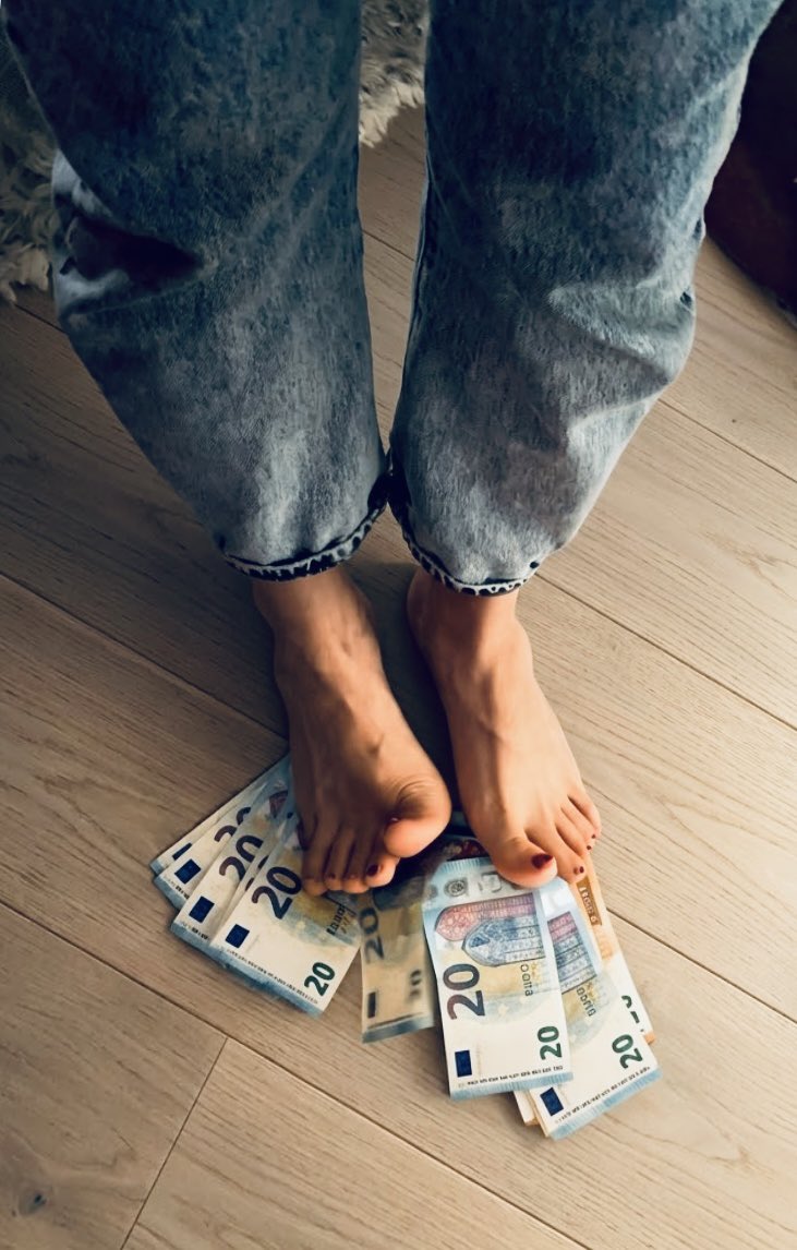 Dom_Effe01's tweet photo. It’s friday bitches!  ⁠#MoneyCrush⁠
 ⁠#MoneyTrample⁠
 ⁠#CrushFetish⁠
 ⁠#CashCrush⁠ #Findom https://t.co/36JYhTb9xp
