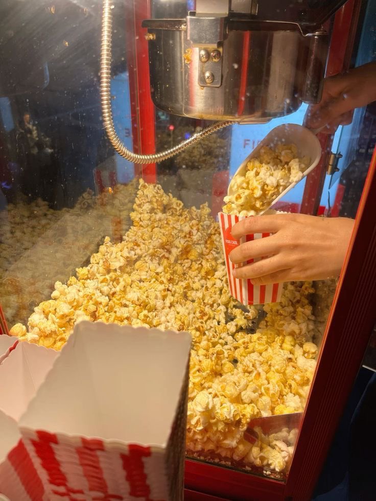 stcnhinfo's tweet photo. Piątek, piątek, weekendu początek! Wasi wspaniali koledzy Yu i Felix wpadli na równie genialny pomysł jak oni sami. Dziś o 21 zapraszamy was na seans do KINA PLENEROWEGO na terenie naszego obozowiska, niedaleko wody. Zapewniamy świeży popcorn, chipsy oraz napoje. Dziś grane AUTA! https://t.co/ewzD5Q3S14