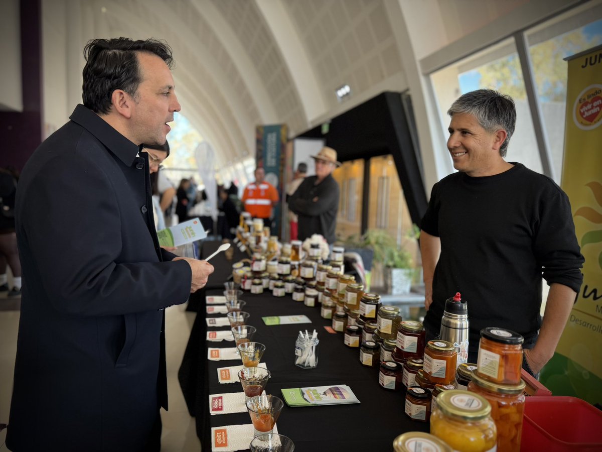 TadeoGZ's tweet photo. Participamos de la apertura del 7° Foro Provincial de Origen e Identidad Gastronómica, en #SanMartín.

Mendoza tiene talento, identidad y productos que nos distinguen. El desafío es que ese potencial se transforme en más producción, empleo y desarrollo local.

El progreso también se construye desde lo local, aprovechando lo que Mendoza tiene para ofrecer y preparando a quienes van a llevarlo más lejos.