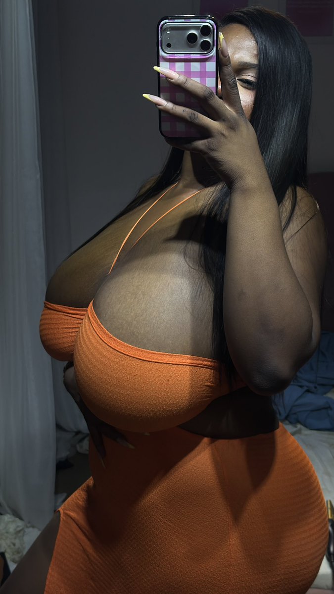 Paulaomoo's tweet photo. You want it to be a nipple so bad🤣😭✋🏾 https://t.co/NmmrQ0Qsh8