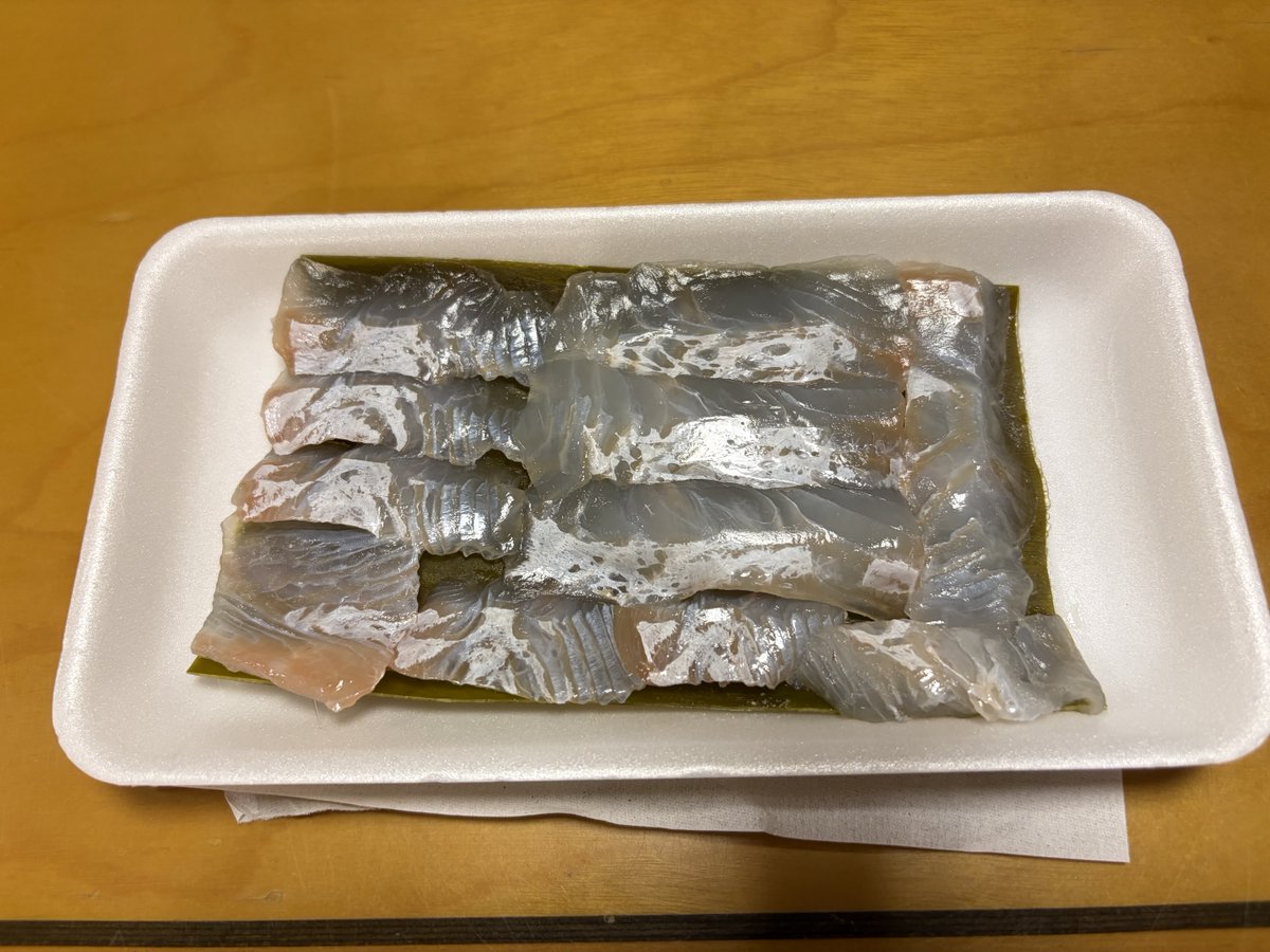 dacho_kun_eu's tweet photo. 市場で買ったシャコとヒラメの昆布じめ、すごく美味しかった。昆布にお湯を注いだら、出汁がたっぷり出ました。 https://t.co/rBwwQ05Rap