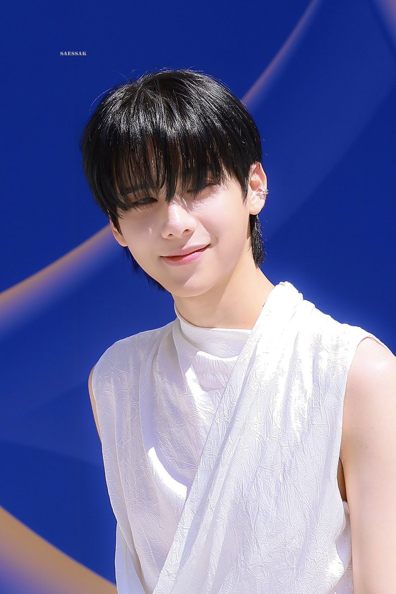 saessak_ohm's tweet photo. 260904 HQ 🤍🤍🤍🤍 
#caruso27SSxOhm #ohmkrit 
#caruso #seoulfashionweek27SS
옴이 주광사진을 찍는날이오다니 진짜꿈같다 https://t.co/Tsvoaji11G