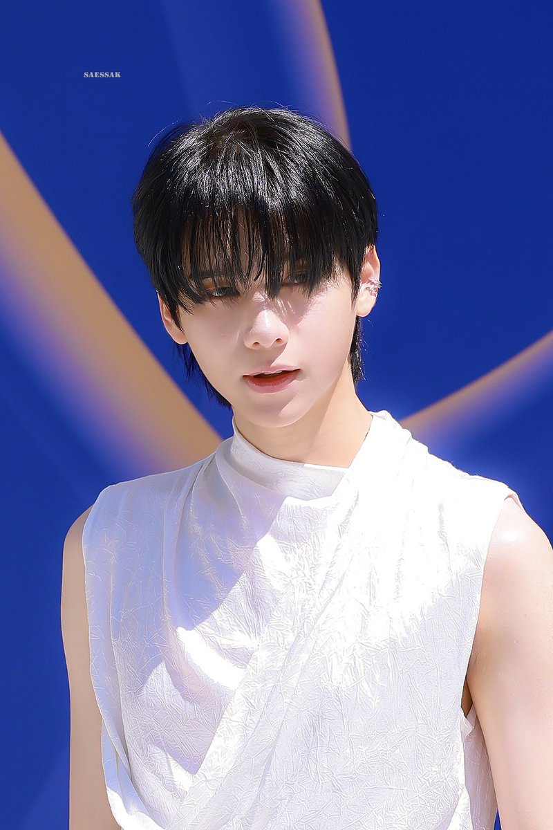saessak_ohm's tweet photo. 260904 HQ 🤍🤍🤍🤍 
#caruso27SSxOhm #ohmkrit 
#caruso #seoulfashionweek27SS
옴이 주광사진을 찍는날이오다니 진짜꿈같다 https://t.co/Tsvoaji11G