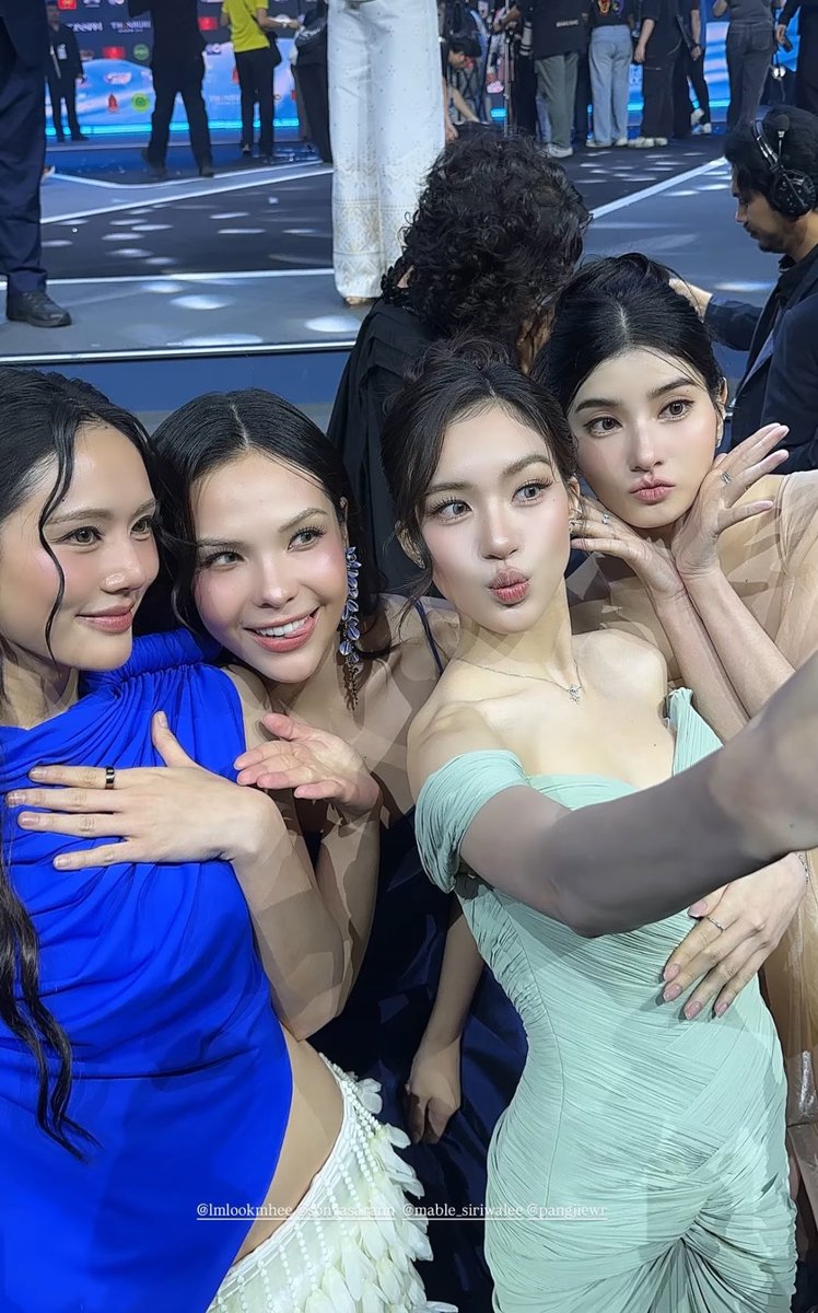 englotfvs's tweet photo. ELAS!! 🥹🤍🤏🏼 https://t.co/uyKkizaTJN