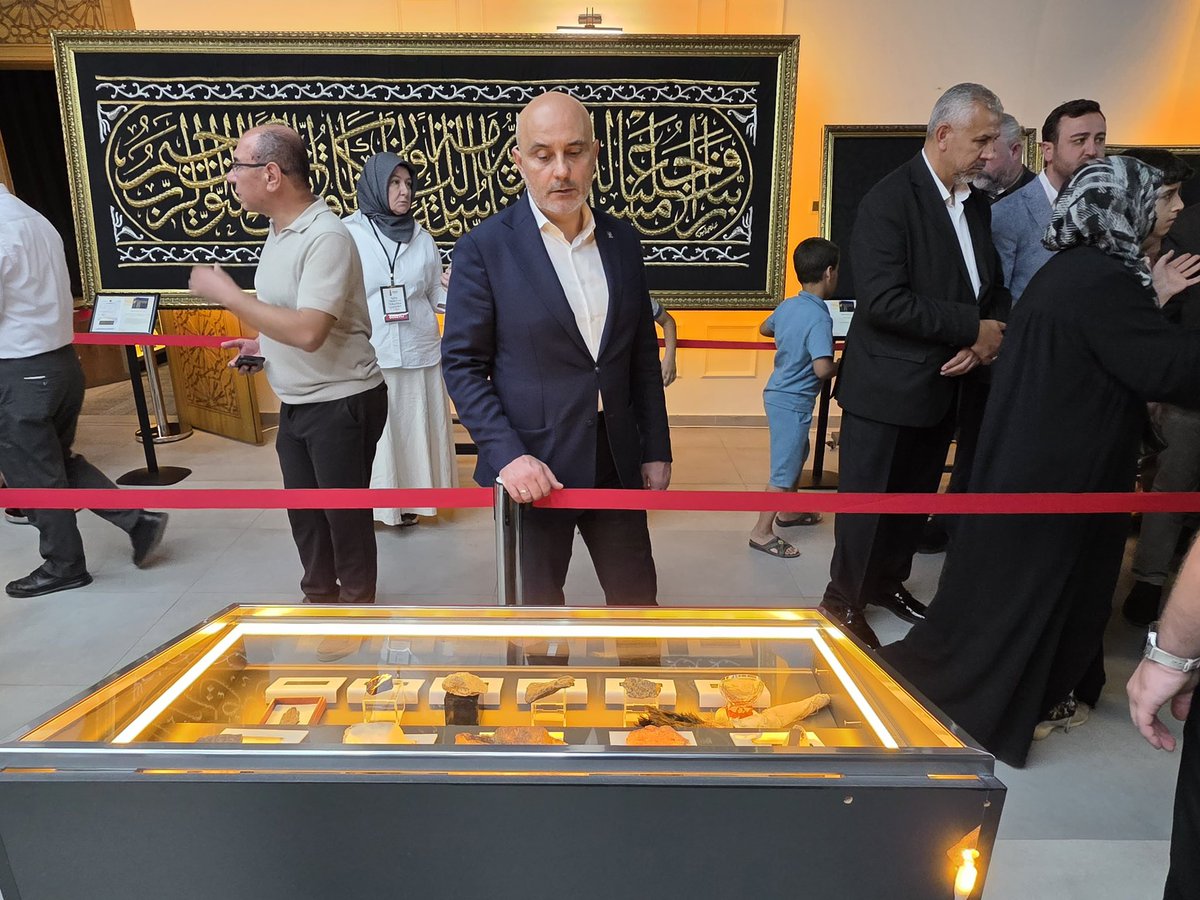 AkKahramanmaras's tweet photo. 🕋 Mukaddes Emanetlerin Manevi İkliminde Buluştuk…

Diyanet İşleri Başkanlığı, İl Müftülüğümüz, Onikişubat Belediyemiz @onikisubatbeltr ve Tefekkür Kâbe Örtüleri ve Mukaddes Emanetler işbirliğiyle düzenlenen “Kâbe Örtüleri ve Mukaddes Emanetler Sergisi” programına katıldık.

Peygamber Efendimiz Hz. Muhammed’e (S.a.v.), Ehl-i Beyt’e, Sahabe-i Kiram’a ve İslam tarihinin önemli şahsiyetlerine ait 150’den fazla mukaddes emanetin yer aldığı bu eşsiz sergi, bizleri asırlar öncesine uzanan kutlu hatıralarla buluşturuyor.

Kâbe örtülerinden mukaddes emanetlere uzanan bu anlamlı sergiyi görmek, manevi atmosferini hissetmek isteyen tüm vatandaşlarımızı aileleriyle birlikte ziyaret etmeye davet ediyoruz.🤲

📅 4 - 13 Eylül 2026
📍 Abdülhamithan Diyanet Gençlik Merkezi

Bu kıymetli manevi buluşmanın gerçekleşmesinde emeği geçen Diyanet İşleri Başkanlığı, İl Müftülüğümüz, Onikişubat Belediyemiz @onikisubatbeltr ve Tefekkür Kâbe Örtüleri ve Mukaddes Emanetler’e teşekkür eder, serginin şehrimiz ve vatandaşlarımız için hayırlara vesile olmasını dileriz. 🕋🤲

#AKPARTİ
#Kahramanmaraş 🇹🇷