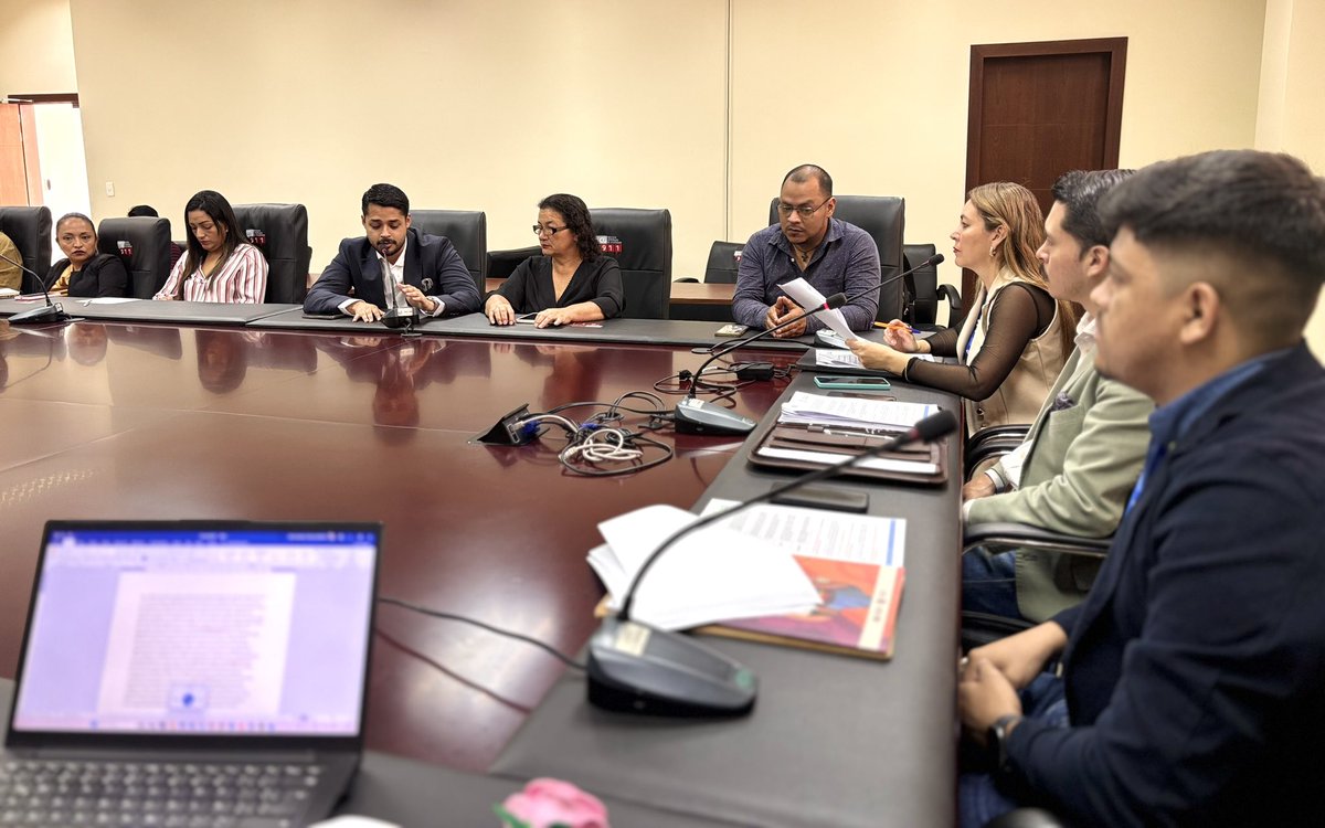 ECU911Austro's tweet photo. #AHORA| Desde la Sala de Crisis del #ECU911Macas se desarrolla la Mesa Temática de Prevención y Promoción de Derechos, con enfoque de género, para prevenir y erradicar la violencia contra las mujeres en el cantón Morona.

🤝 En este espacio liderado por el Consejo Cantonal de Protección de Derechos del cantón Morona, el jefe local @Frankicc socializó importantes datos estadísticos que contribuirán a la elaboración del Plan de Prevención y al fortalecimiento de acciones interinstitucionales.

📊 El análisis de esta información permitirá orientar estrategias de prevención y respuesta, promoviendo entornos más seguros y el ejercicio efectivo de los derechos.