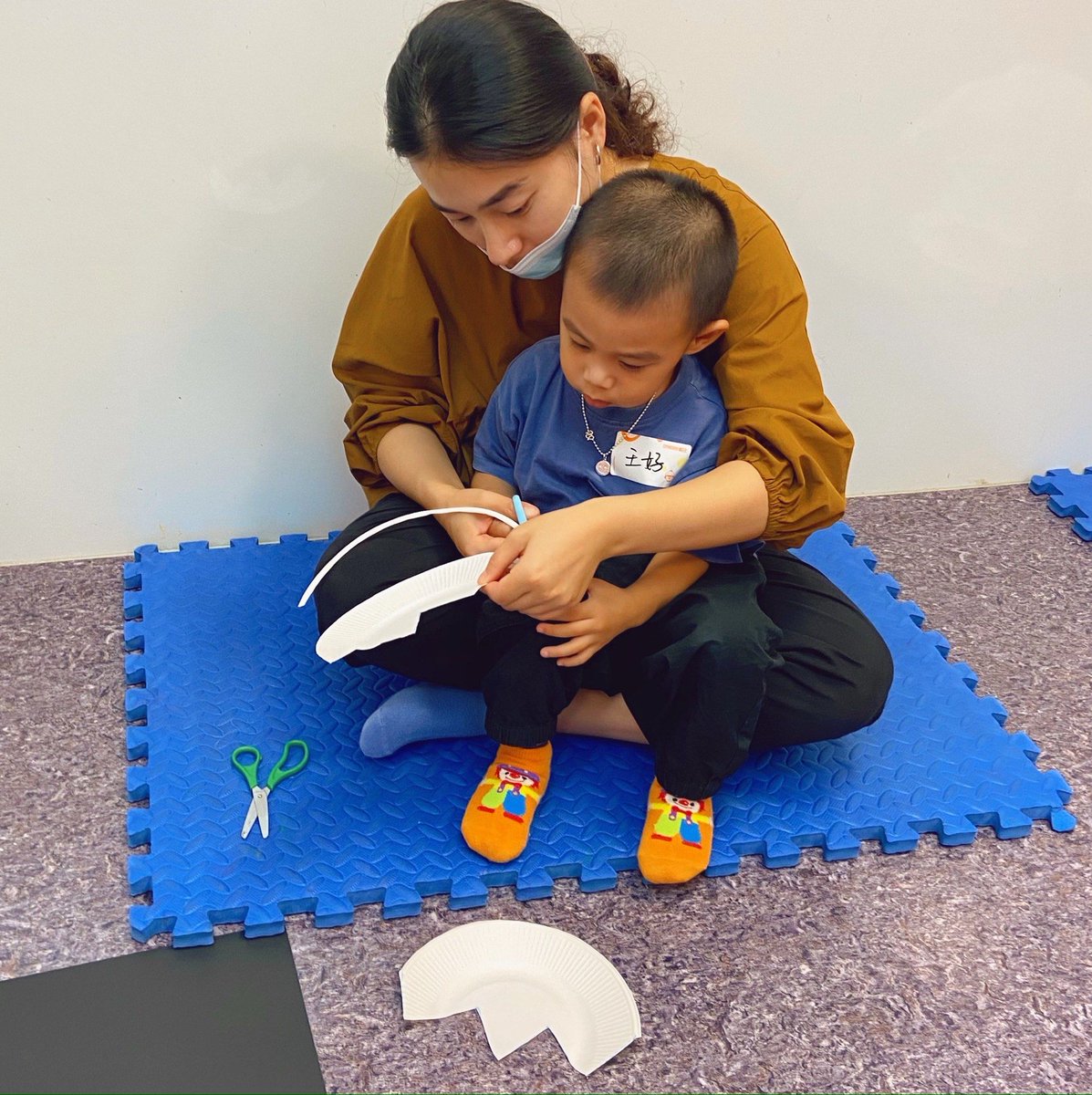 quich247236's tweet photo. Tiny hands, big smiles—crafting paper dinosaurs with my little paleontologist today!  #FamilyFun #KidsCrafts， https://t.co/MIyjM74pXJ