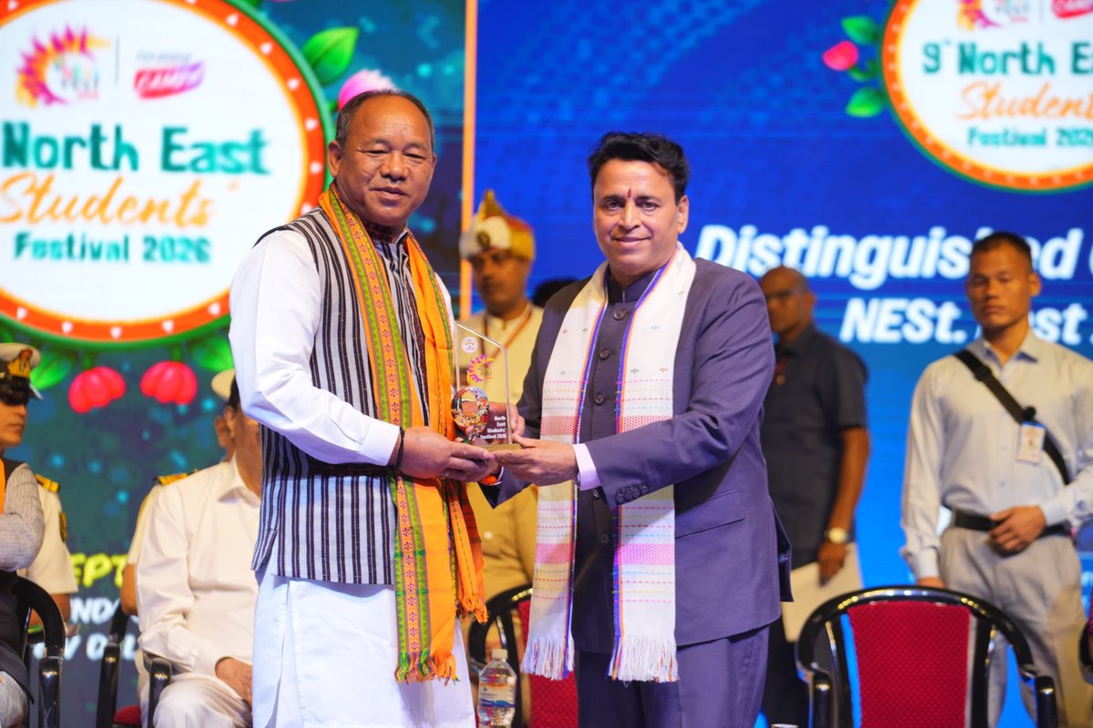 Sunil_Deodhar's tweet photo. The 9th #NEStFEST witnessed a warm felicitation of Hon’ble Governor of Odisha, Shri @DrHariBabuK Ji, Hon’ble Governor of Maharashtra, Shri @Jishnu_Devvarma Ji, and Hon’ble Minister of Home and Inter State Border Affairs, Shri @NatungMama Ji.
The rendition of the National Anthem and Vande Mataram that followed beautifully reflected the spirit of unity, pride and patriotism that brought everyone together. 🇮🇳
#NorthEast #Festival