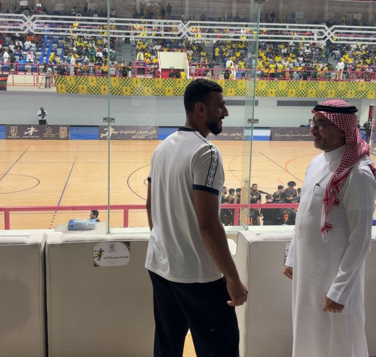 khaleejalderah's tweet photo. نيمانيا 
محمد حبيب 
العقرب منصور السيهاتي 

نجوم الخليج تحضر مباراة السوبر وسط ترحاب من إدارة نادي الخليج 
وإشراف اليد 

#سوبر_اليد_السعودي https://t.co/pfUP1ursU6