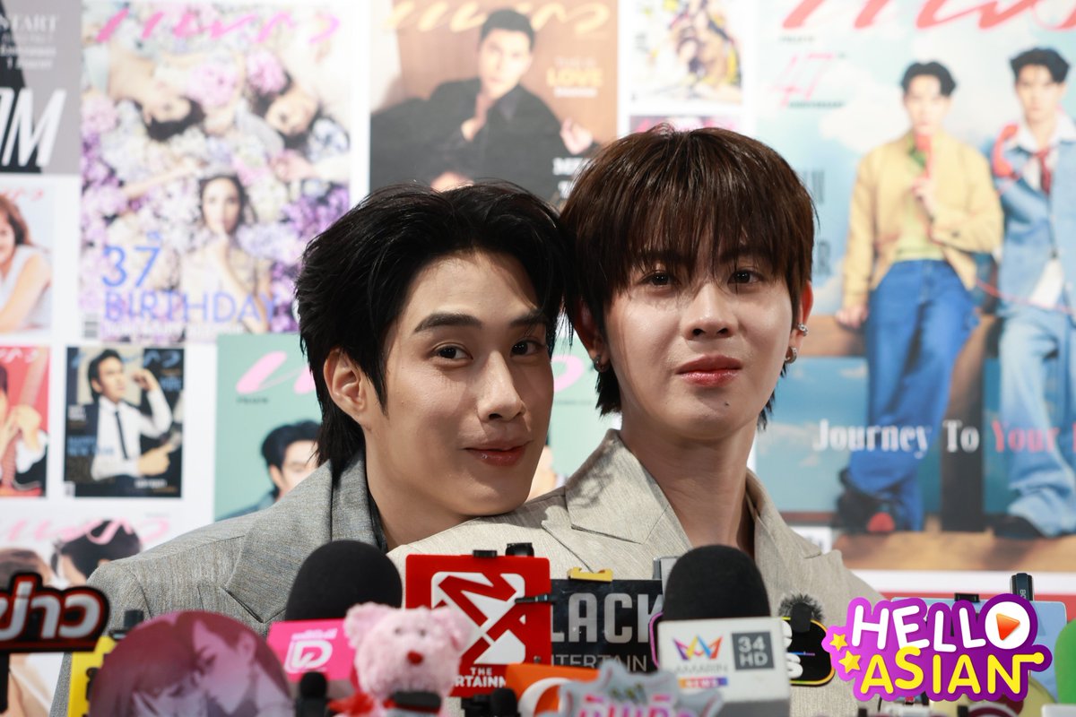 Hello_asian's tweet photo. รูปเป๊ะตามปกเลยยย

TFO PRAEW AWARDS PARAGON
#SiamParagonxPraewxTleFirstone 
#เติ้ลเฟิร์สวัน #TleFirstone  
#TLE_mtm #Firstone
#PraewAwards2026 https://t.co/v6nqjUbkcS