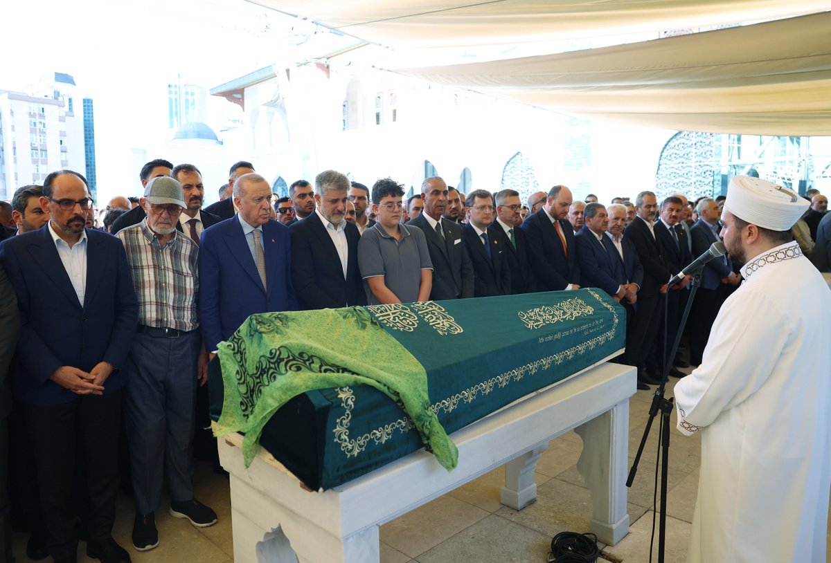 RTEdijital's tweet photo. Cumhurbaşkanımız @RTErdogan, AK Parti Şanlıurfa Milletvekili Abdulkadir Emin Önen'in vefat eden kızı Fatma Zehra Önen'in cenaze namazına katıldı. https://t.co/Cno6WDSKmm