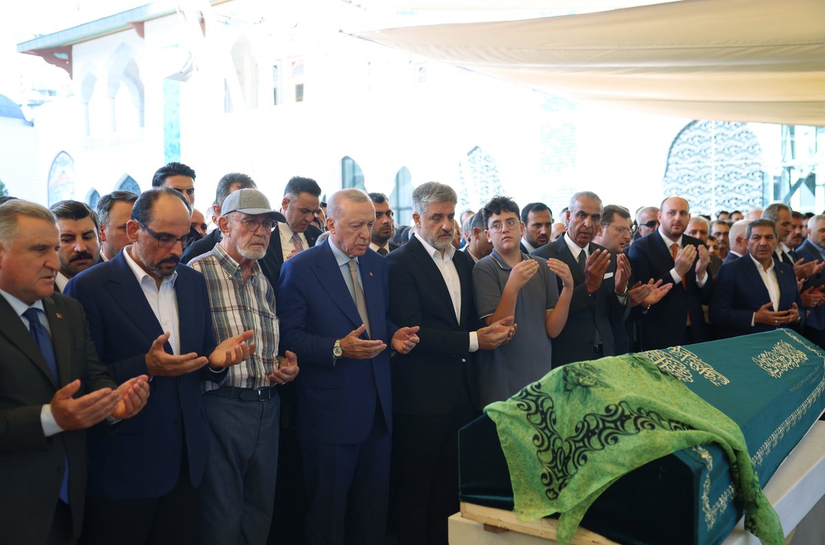 RTEdijital's tweet photo. Cumhurbaşkanımız @RTErdogan, AK Parti Şanlıurfa Milletvekili Abdulkadir Emin Önen'in vefat eden kızı Fatma Zehra Önen'in cenaze namazına katıldı. https://t.co/Cno6WDSKmm
