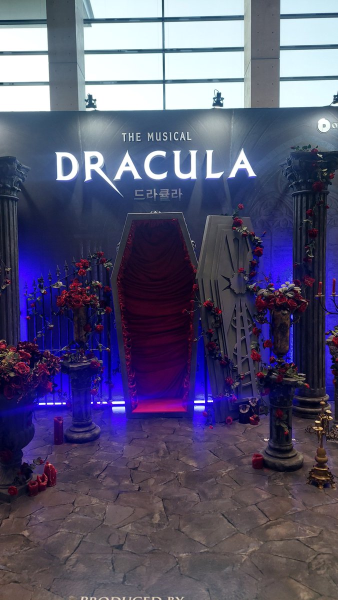 j_ca_k's tweet photo. 260904 밤공
드디어 #드라큘라 6연 자첫! 🌹 (나 자신 칭찬해)
주인님을 지난 시즌 부산 셈막 때 영접하고 2년+만인데, 그 세월은 나만 먹었나봐요. 
아직까지는 지난 시즌 캐슷이 익숙해서 그런지 대사나 노선들이 낮설지만 곧 괜찮아지겠지? 🤣
근데 포토존은 10주년이 더 이쁜것 같은뎅.... 흠 https://t.co/ZbZFPPgD5B