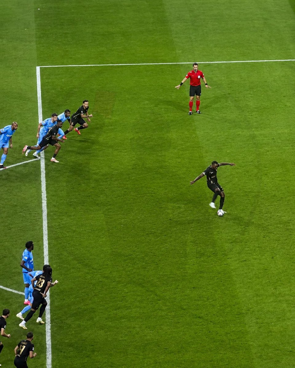 DailyTurkst's tweet photo. Amedspor-Trabzonspor penaltı pozisyonunda kural ihlali!

Gazeteci Umut Eken: “MHK eğitmeni Alan Snoddy, penaltı pozisyonunda golü atan Yira Collins Sor’un ceza alanına girişte ihlalde bulunduğunu, golün iptal edilmesi gerektiğini aktarmış.

Değişen kurallar gereği, ayaklar havada olsa dahi ceza sahası çizgisi geçildiyse bunun bir ihlal olduğu kabul edilmeliymiş.”