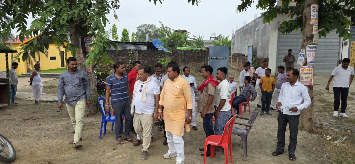 PNPathakBJP's tweet photo. अपने विधानसभा क्षेत्र कुशीनगर के कसया नगर के भलुहि मदारी पट्टी निवासी पत्रकार नीरज धर द्विवेदी जी के पिताजी के निधन के पश्चात बैरिया स्थित उनके आवास पहुंच गहरी शोक संवेदना व्यक्त की। https://t.co/YS9oZ3PCcT